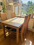 Matbord (120x75) med 4 stolar – massiv ek