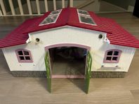 Schleichstall med massa tillbehör