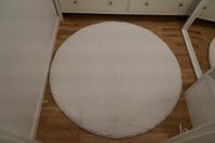Vit konstpälsmatta från Mio 
