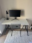 Skrivbord med bockben 
