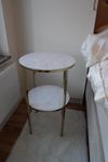 2 st sängbord från Mio, mässingsben och marmormönstrat g