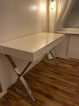 Vitt Skrivbord/Sminkbord högglans med silverben