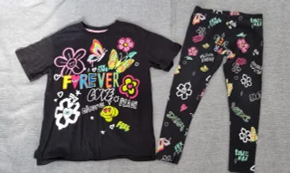  Svart T-shirt och leggings med graffiti-print. Strl.140 