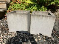 2 stycken likadana betongkrukor för utomhusbruk