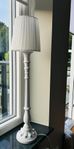 Lampa med vacker fot