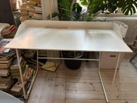 Vitt skrivbord ”Overtime” av Stina Sandwall