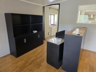 Diverse bokhyllor och skrivbord