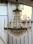 Vacker antik kristallkrona i empirestil