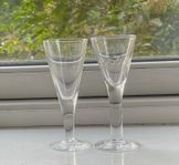 2 vintage snapsglas på fot