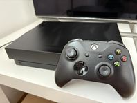 Xbox One X med handkontroll 