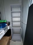 Hylla i massivt trä från IKEA, fint skick. 