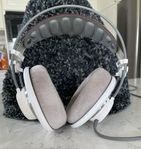 AKG701