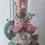 Romantisk och unik handgjord bukett med virkade blommor