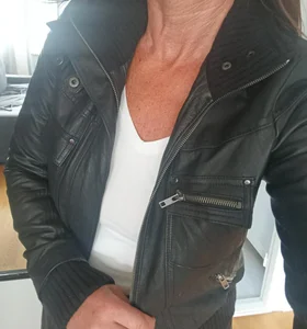 Svart skinnjacka, tuff modell med holkkrage
