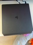 PS4 Slim 500GB i bra skick med 3 kontroller & laddstation!