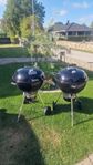 En äkta Weber Master-Touch med locket fastmonterad