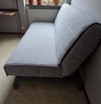Säng. Bäddsoffa. Fotöljer. Katträd.