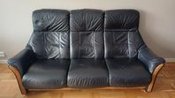 svart skinn soffa och 2st fåtöljer