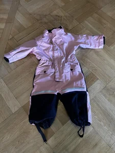 Massa olika barnkläder  