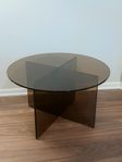 Stilrent litet brunt glasbord / soffbord / sidobord