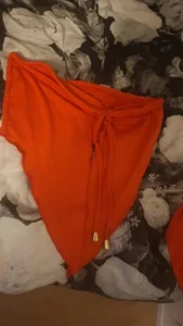 Rött set topp och kjol