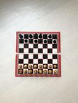 Schack - vikbar spelplan och fin träbox för schackpjäsern