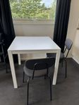 Ikea bord och två stolar