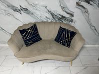 Soffa & fåtölj i beige sammet med guldben