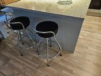 Två barstolar, snurrbara - sitthöjd 70cm