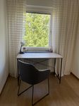 Fåtölj & skrivbord (medföljer lampa)