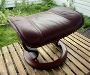 Vinröd skinnfotpall Stressless Ekornes, Norge – fint skic
