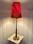 Retro bordslampa i teak och mässing och cool skärm