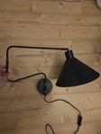 svart vägglampa med svängbar arm