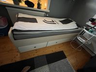 90 säng med tillhörande sänglådor