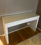 Vitt skrivbord/sminkbord