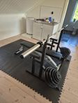 Bänkpress med stång och vikter, dippställning,hantlar mm.