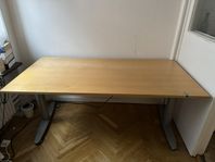 Kinnarps höj och sänkbart skrivbord 160x80 cm bokfanér