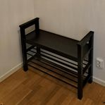 Skohylla med sittbänk