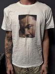 Vit t-shirt med tryck från Dedicated ”Muhammad Ali”