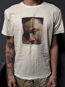 Vit t-shirt med tryck från Dedicated ”Muhammad Ali”