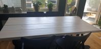 köksbord med 4 svarta stolar 