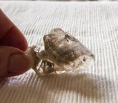 En rå Rökkvarts, inneslutningar o striering, 43 gram.