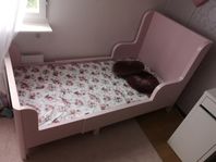 barn säng plus byrå och två lampor i rosa färg