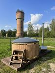 Badtunna med extern kamin.