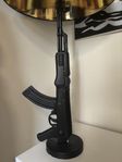 Bordslampa Design AK-47