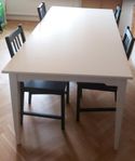 Bord med 4 stolar – vitt matbord + svarta trästolar