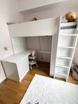 Småstad loftsäng med inbyggt skrivbord, byrå och bokhylla