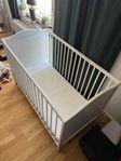 Spjälsäng från IKEA (med madrass)