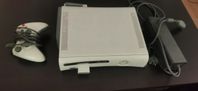 XBOX 360 med kablar, spelkontroll, minneskort och wifi!
