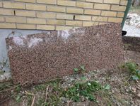 Bänkskivor i röd granit bortskänkes 